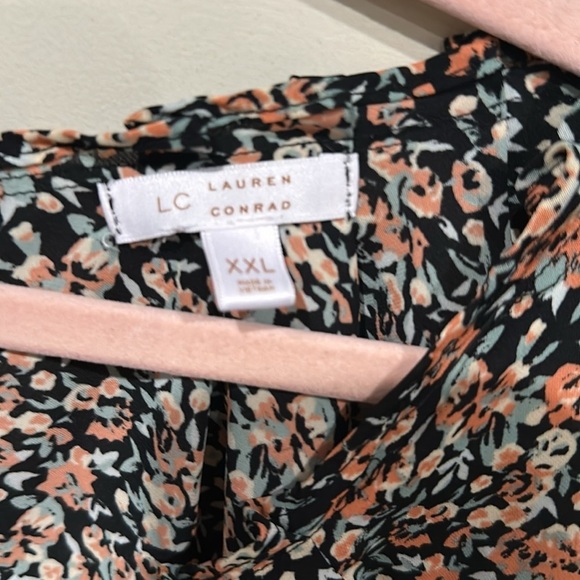 Lauren Conrad floral blouse with tie back. - Picture 3 of 4